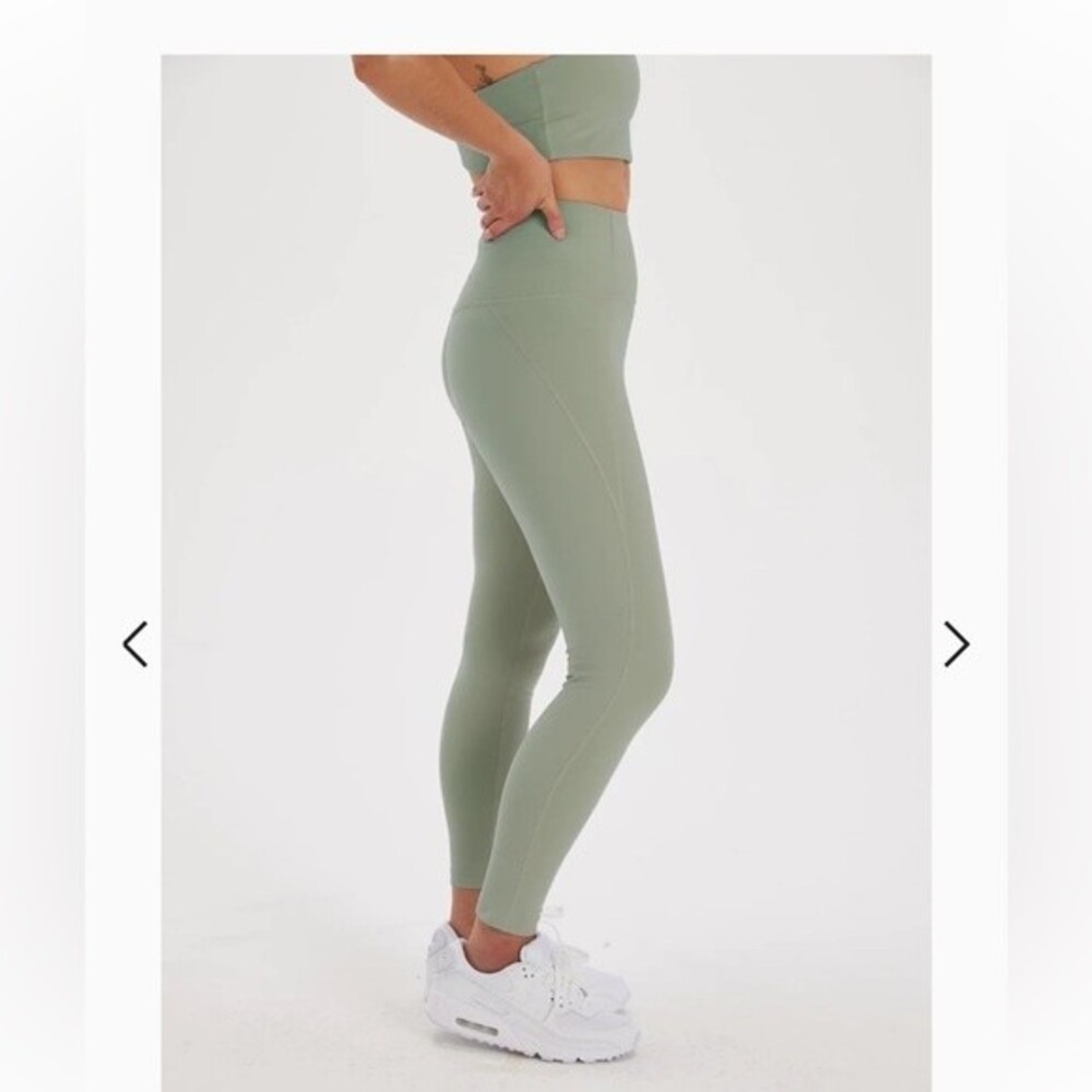 Girlfriend Collective Compressive High-Rise 7/8 Legging in Agave Green S